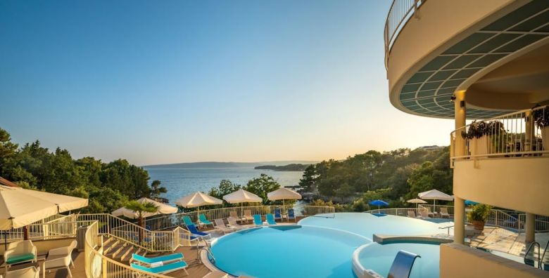 Sunny Krk by Valamar  Obiteljski odmor za pocetak i zavrsetak ljeta na Krku Krk Hrvatska  671 EUR  3x nocenje u renoviranoj sobi „Room for 2 1 morska strana za 3 osobe Sunny Breakfast  Brunch in Sunny Dinner