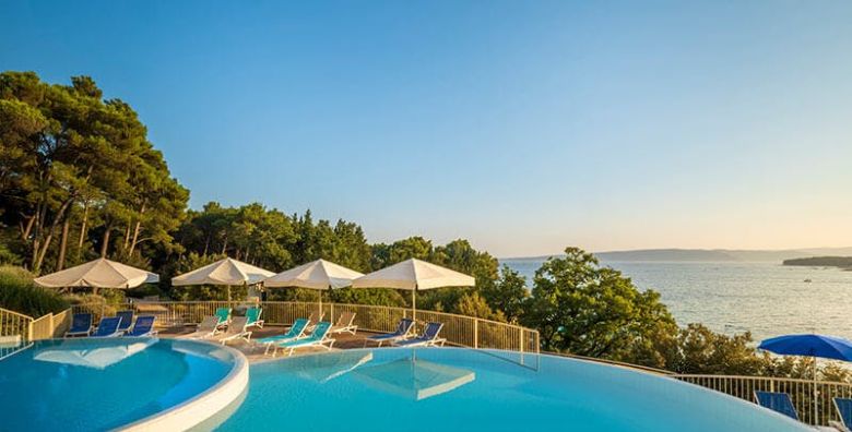Sunny Krk by Valamar  Obiteljski ljetni odmor na Krku Krk Hrvatska  2 141 EUR  7x nocenje u renoviranoj sobi „Room for 2 1 morska strana za 3 osobe Sunny Breakfast  Brunch in Sunny Dinner
