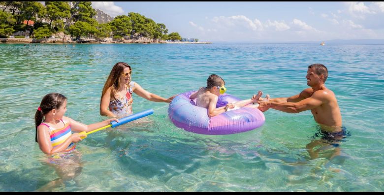 Bluesun Hotel Soline  Obiteljski pozdrav ljetu u Brelima Brela Makarska rivijera Dalmacija Hrvatska  470 EUR  2x nocenje u dvokrevetnoj Superior sobi s balkonom morska strana za 2 osobe 2 djece do 11 99 godina i 1 dijete do 2 99 godina besplatno  Polupansion