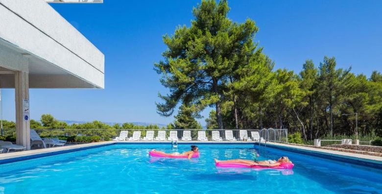 Hotel Hvar  All inclusive ljeto na Hvaru Jelsa otok Hvar Dalmacija Hrvatska  450 EUR  2x nocenje u Comfort dvokrevetnoj sobi s pomocnim lezajem i balkonom morska strana  za 2 osobe 1 dijete do 11 99 godina i 2 dijete do 2 99 godina besplatno  All Inclusive s ukljucenim picem uz obroke