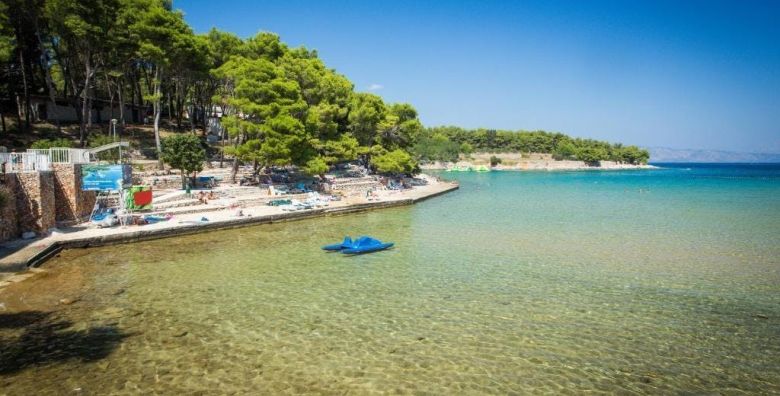 Hotel Hvar  All inclusive ljeto na Hvaru Jelsa otok Hvar Dalmacija Hrvatska  1 125 EUR  5x nocenje u Comfort dvokrevetnoj sobi s pomocnim lezajem i balkonom morska strana  za 2 osobe 1 dijete do 11 99 godina i 2 dijete do 2 99 godina besplatno  All Inclusive s ukljucenim picem uz obroke