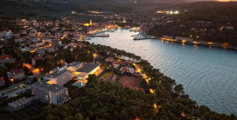 Hotel Hvar  All inclusive kraj ljeta na Hvaru Jelsa otok Hvar Dalmacija Hrvatska  304 EUR  2x nocenje u Comfort dvokrevetnoj sobi s pomocnim lezajem i balkonom morska strana  za 2 osobe 1 dijete do 11 99 godina i 2 dijete do 2 99 godina besplatno  All Inclusive s ukljucenim picem uz obroke