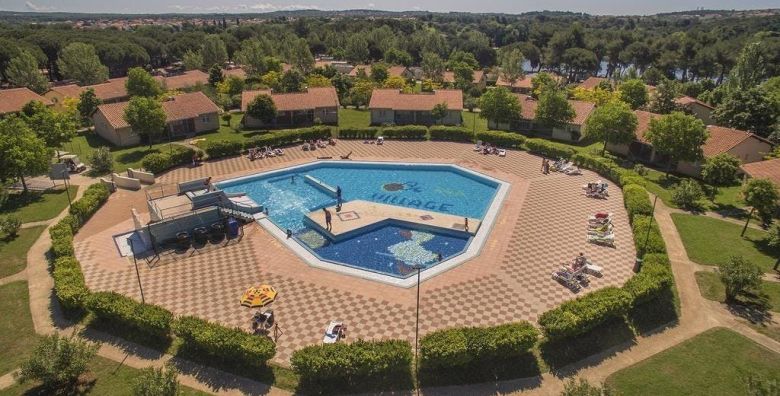 Bi Village Holiday Center  Pocetak ljeta u vrhunskom kampu  Holiday Home Fazana Istra Hrvatska  403 EUR  3x nocenje u mobilnoj kucici Holiday Home za 4 osobe Holiday Home Comfort Lemon ili Holiday Home Comfort Orange ovisno o raspolozivosti za 6 osoba Posteljina i rucnici