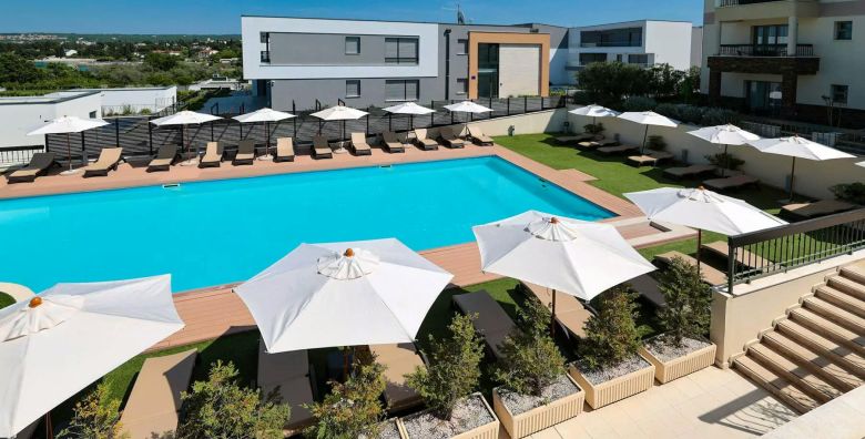 Blue Waves Resort  Last minute obiteljski paket opustanja  Family Junior Suite Malinska otok Krk Hrvatska  460 EUR  2x nocenje u Family Junior Suite s balkonom za 2 osobe 2 djece do 13 godina besplatno  Polupansion dorucak i vecera 
