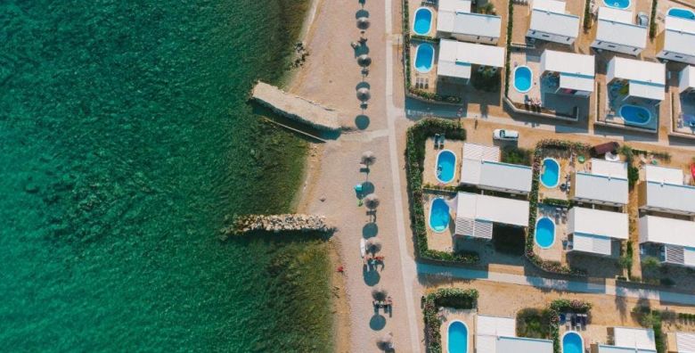 Terra Park Phalaris  Obiteljsko ljeto u savrsenom kampu  Pinus Holiday Home s bazenom Novalja Pag Dalmacija Hrvatska  429 EUR  2x nocenje u Pinus Holiday Home s bazenom za do 5 osoba 4 odrasle osobe i 1 dijete do 11 99 godina  Koristenje privatnog grijanog bazena