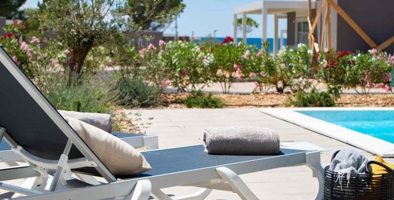 Terra Park Phalaris  Obiteljsko ljeto u savrsenom kampu  Pinus Deluxe Holiday Home s bazenom Novalja Pag Dalmacija Hrvatska  569 EUR  2x nocenje u Pinus Deluxe Holiday Home s bazenom za do 6 osoba 5 odraslih osoba i 1 dijete do 11 99 godina  Koristenje privatnog grijanog bazena