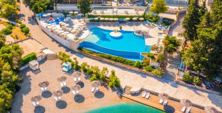 Aminess Vival Port9 Resort  Obiteljski kraj ljeta na Korculi Korcula Dalmacija Hrvatska  251 EUR  2x nocenje u dvokrevetnoj Superior sobi s balkonom strana park za 2 osobe 1 dijete do 9 99 godina i 1 dijete do 2 99 godina besplatno  Polupansion