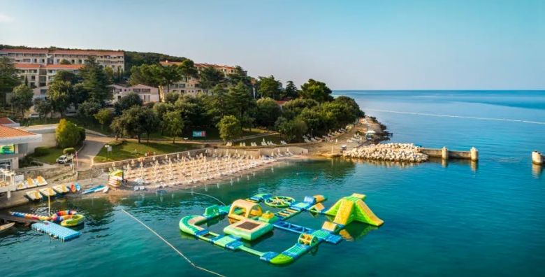 Resort Belvedere  Obiteljski ljetni odmor u Vrsaru Vrsar Istra Hrvatska  318 EUR  2x nocenje u dvokrevetnoj Superior sobi s pomocnim lezajem i balkonom za 2 osobe 1 dijete do 11 99 godina besplatno  Polupansion dorucak i vecera 