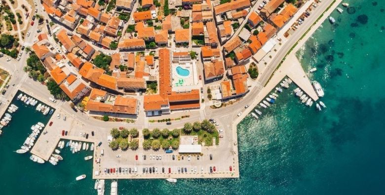 Hotel Korkyra  Pocetak ljeta na Korculi  Vela Luka Korcula Dalmacija Hrvatska  729 EUR  7x nocenje u Standard dvokrevetnoj sobi za 2 osobe Bogati polupansion
