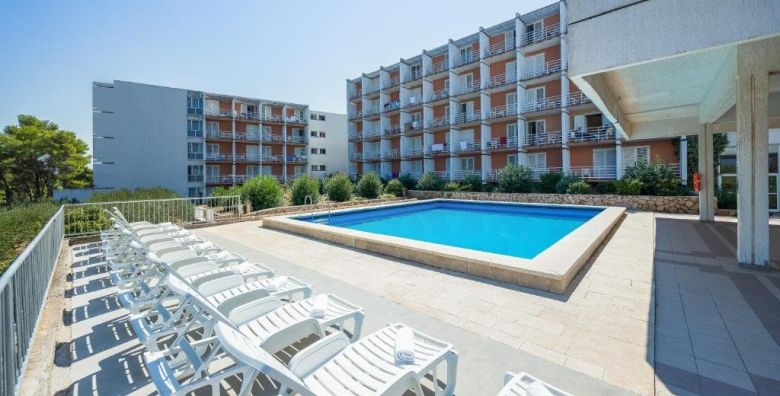Hotel Hvar  All inclusive obiteljsko ljeto na Hvaru Jelsa otok Hvar Dalmacija Hrvatska  430 EUR  2x nocenje u Comfort dvokrevetnoj sobi s pomocnim lezajem i balkonom morska strana  za 2 osobe 1 dijete do 11 99 godina i 2 dijete do 2 99 godina besplatno  All Inclusive s ukljucenim picem uz obroke