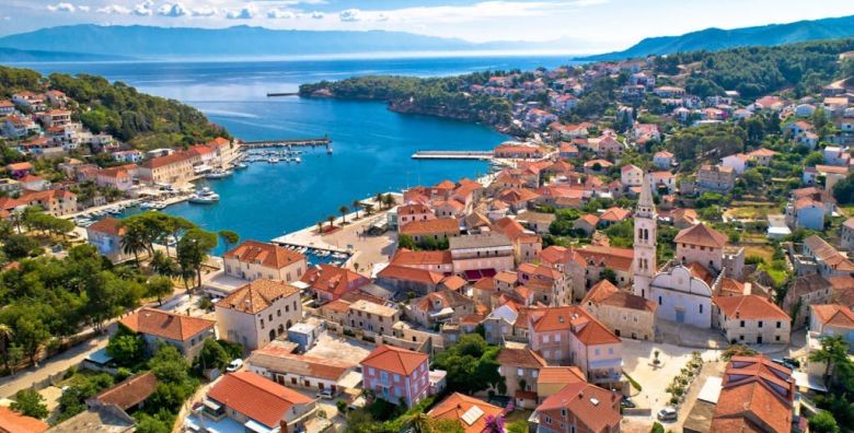 Hotel Hvar  All inclusive obiteljsko ljeto na Hvaru Jelsa otok Hvar Dalmacija Hrvatska  1 075 EUR  5x nocenje u Comfort dvokrevetnoj sobi s pomocnim lezajem i balkonom morska strana  za 2 osobe 1 dijete do 11 99 godina i 2 dijete do 2 99 godina besplatno  All Inclusive s ukljucenim picem uz obroke