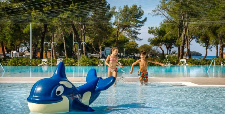 Kamp Valkanela  Obiteljsko ljeto u Standard mobilnoj kucici Funtana Istra Hrvatska  220 EUR  2x nocenje u mobilnoj kucici Standard za do 6 osoba 4 odrasle osobe i 2 djece do 11 99 godina  Koristenje vanjskog bazena ovisno o vremenskim uvjetima 