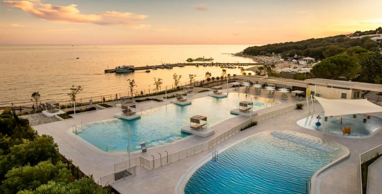 Kamp Amarin  Obiteljsko ljeto  Glamping satori Rovinj Istra Hrvatska  220 EUR  2x nocenje u glamping satoru Relax za 4 osobe Koristenje vanjskog bazena