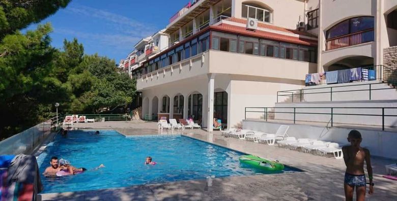 Hotel Zagreb Karlobag  Akcijska cena za ljeto s polupansionom  Soba s balkonom Karlobag Hrvatska  969 EUR  7x nocenje u dvokrevetnoj sobi s balkonom za 2 osobe  1 dijete do 11 99 godina besplatno i 2 dijete do 0 99 godina besplatno  Polupansion