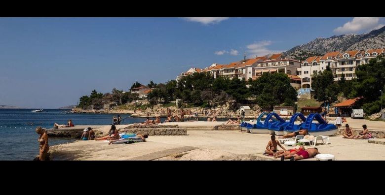 Hotel Zagreb Karlobag  Akcijska cena za ljeto s polupansionom Karlobag Hrvatska  430 EUR  5x nocenje u dvokrevetnoj sobi za 2 osobe  1 dijete do 11 99 godina besplatno i 2 dijete do 0 99 godina besplatno  Polupansion