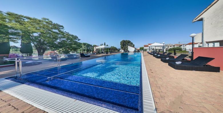 Ilirija Resort  Hotel Villa Donat  Romanticni ili obiteljski pozdrav ljetu  Posebna akcijska ponuda Sv Filip Jakov Dalmacija Hrvatska  908 EUR  5x nocenje u dvokrevetnoj Superior sobi za 2 osobe 1 dijete do 7 godina i 1 dijete do 12 godina besplatno  Polupansion