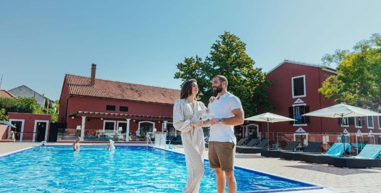 Ilirija Resort  Hotel Villa Donat  Romanticni ili obiteljski pozdrav ljetu  Posebna akcijska ponuda Sv Filip Jakov Dalmacija Hrvatska  1 185 EUR  7x nocenje u dvokrevetnoj Comfort sobi za 2 osobe 1 dijete do 7 godina i 1 dijete do 12 godina besplatno  Polupansion