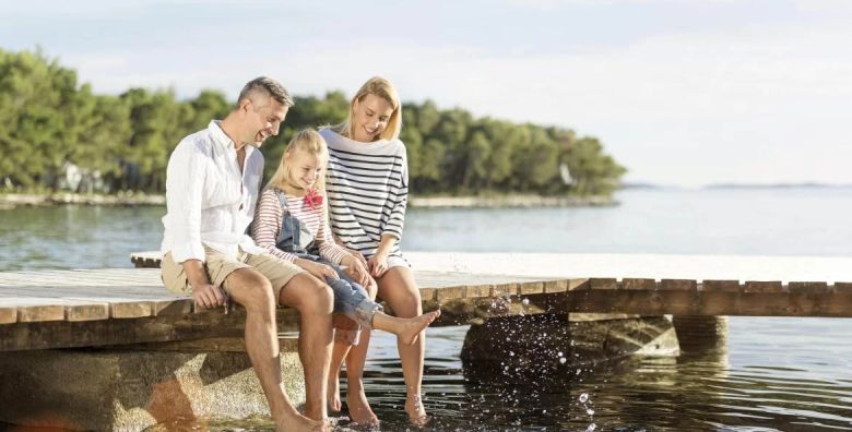 Crvena Luka Resort  Nezaboravno obiteljsko ljeto u rajskom zaljevu  Superior soba  72 satna akcija Biograd na Moru Dalmacija Hrvatska  1 999 EUR  7x nocenje u prostranoj Superior sobi s dnevnim boravkom spavacom sobom i balkonom za 2 osobe 1 dijete do 13 99 godina i 1 dijete do 5 99 godina besplatno  Polupansion