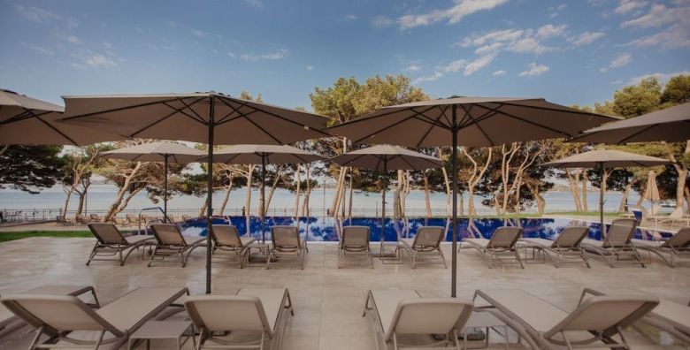 Hotel Punta Vodice  Ultra last minute obiteljsko all inclusive light ljeto s daskom wellnessa Vodice Dalmacija Hrvatska  219 EUR  2x nocenje u dvokrevetnoj Standard sobi s balkonom morska strana za 2 osobe 1 dijete do 11 99 godina i 2 dijete do 2 99 godina besplatno  All inclusive light