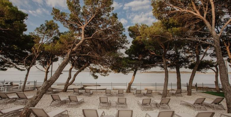 Hotel Punta Vodice  Ultra last minute obiteljsko all inclusive light ljeto s daskom wellnessa Vodice Dalmacija Hrvatska  445 EUR  3x nocenje u dvokrevetnoj Standard sobi s balkonom morska strana za 2 osobe 1 dijete do 11 99 godina i 2 dijete do 2 99 godina besplatno  All inclusive light