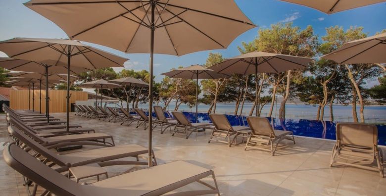 Hotel Punta Vodice  Obiteljsko all inclusive light ljeto s daskom wellnessa Vodice Dalmacija Hrvatska  1 384 EUR  7x nocenje u dvokrevetnoj Standard sobi s balkonom morska strana za 2 osobe 1 dijete do 11 99 godina i 2 dijete do 2 99 godina besplatno  All inclusive light