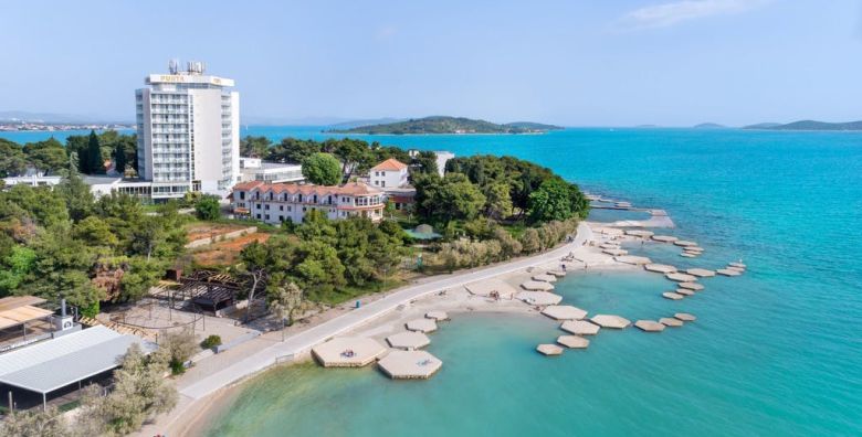 Hotel Punta Vodice  Obiteljsko all inclusive light ljeto s daskom wellnessa Vodice Dalmacija Hrvatska  1 762 EUR  7x nocenje u dvokrevetnoj Standard sobi s balkonom morska strana za 2 osobe 1 dijete do 11 99 godina i 2 dijete do 2 99 godina besplatno  All inclusive light
