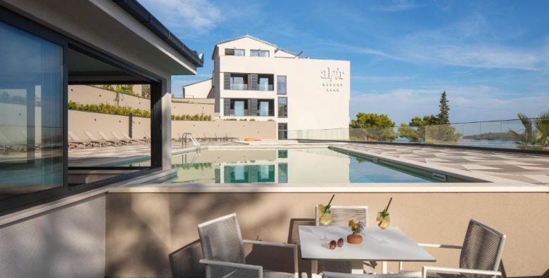 Aminess Alfir Hotel  Kraj ljeta na Korculi Korcula Dalmacija Hrvatska  328 EUR  2x nocenje u Premium suite s balkonom za 2 osobe 2 djece do 9 99 godina besplatno  Polupansion i ukljuceno pice uz veceru