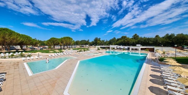 Camping Stella Maris Mobile Homes  Ultra last minute ljeto u Istri Umag Istra Hrvatska  242 EUR  2x nocenje u Superior mobilnoj kucici za do 6 osoba 4 odrasle osobe i 2 djece do 11 99 godina  Koristenje vanjskih bazena  bazen za odrasle djecji bazen baby bazen 