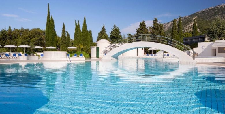 Bluesun Holiday Village Bonaca  Ljeto s punim pansionom na Bracu Bol otok Brac Dalmacija Hrvatska  624 EUR  3x nocenje u Standard dvokrevetnoj sobi s balkonom morska strana  za 2 osobe Puni pansion