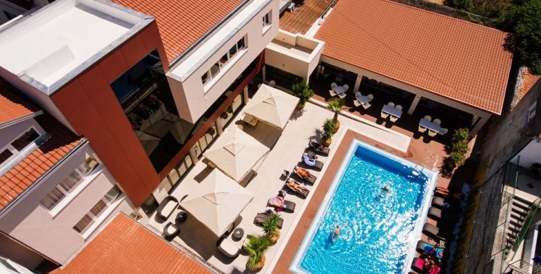 Hotel Borovnik  Obiteljsko ljeto u Dalmaciji  Superior obiteljska soba Tisno otok Murter Dalmacija Hrvatska  264 EUR  2x nocenje u Superior obiteljskoj sobi za 2 osobe 1 dijete do 11 99 godina i 1 dijete do 6 99 godina besplatno  Polupansion