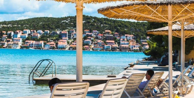 Hotel Borovnik  Ljeto u Dalmaciji  Economy soba Tisno otok Murter Dalmacija Hrvatska  189 EUR  2x nocenje u dvokrevetnoj Economy sobi za 2 osobe Polupansion