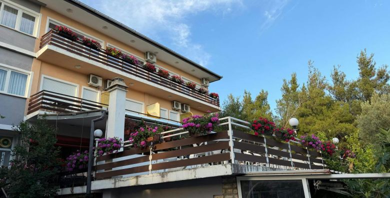 Hotel Riviera  Bijeg u srce prirode i jadranske obale Starigrad Paklenica Dalmacija Hrvatska  149 EUR  2x nocenje u trokrevetnoj sobi za do 3 osobe 3 odrasle osobe ili 2 odrasle i 1 dijete besplatno  Dorucak