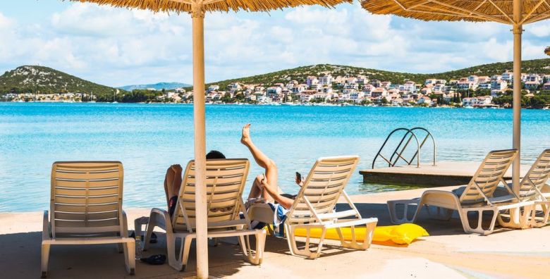 Hotel Borovnik  Ljeto u Dalmaciji  Standard soba Tisno otok Murter Dalmacija Hrvatska  684 EUR  3x nocenje u dvokrevetnoj Standard sobi za 2 osobe 1 dijete do 6 99 godina i 1 dijete do 1 99 godina besplatno  Polupansion