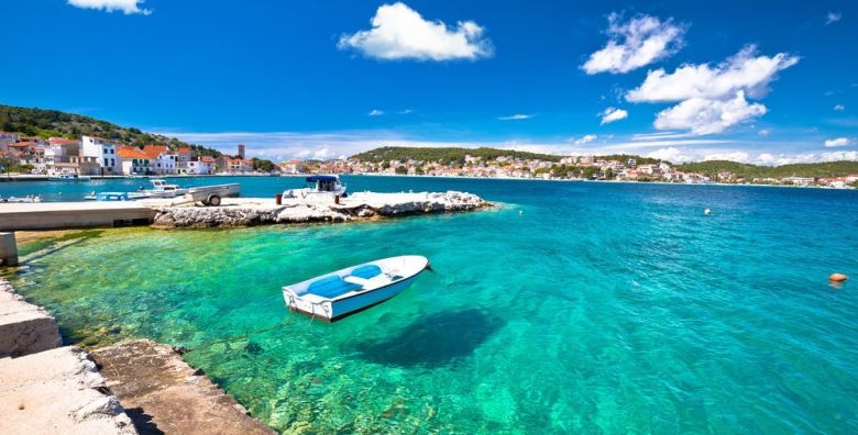 Hotel Borovnik  Obiteljsko ljeto u Dalmaciji  Superior obiteljska soba Tisno otok Murter Dalmacija Hrvatska  738 EUR  3x nocenje u Superior obiteljskoj sobi za 2 osobe 1 dijete do 11 99 godina 1 dijete do 6 99 godina i 1 dijete do 1 99 godina besplatno  Polupansion