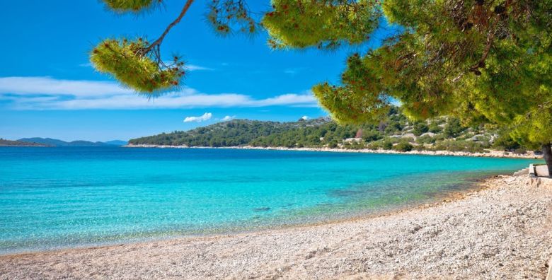 Hotel Borovnik  Obiteljsko ljeto u Dalmaciji  Superior obiteljska soba Tisno otok Murter Dalmacija Hrvatska  976 EUR  4x nocenje u Superior obiteljskoj sobi za 2 osobe 1 dijete do 11 99 godina 1 dijete do 6 99 godina i 1 dijete do 1 99 godina besplatno  Polupansion