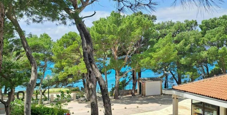 Hotel Horizont  Ljeto na makarskoj rivijeri Baska Voda Makarska rivijera Dalmacija Hrvatska  1 848 EUR  7x nocenje u Junior suiti  strana park za 2 osobe Polupansion buffet dorucak i vecera 