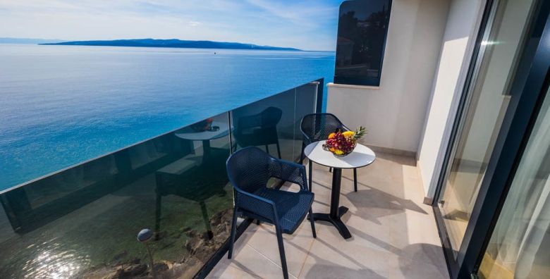 Villa Marello  Obiteljsko ljeto na Makarskoj rivijeri Promajna Makarska rivijera Dalmacija Hrvatska  534 EUR  3x nocenje u dvokrevetnoj Deluxe sobi za 2 osobe 1 dijete do 14 godina besplatno  Buffet dorucak
