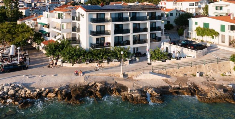 Villa Marello  Obiteljsko ljeto na Makarskoj rivijeri Promajna Makarska rivijera Dalmacija Hrvatska  444 EUR  2x nocenje u dvokrevetnoj Deluxe sobi za 2 osobe 1 dijete do 14 godina besplatno  Buffet dorucak