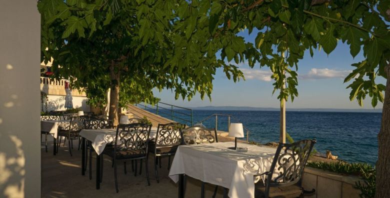 Villa Marello  Obiteljsko ljeto na Makarskoj rivijeri Promajna Makarska rivijera Dalmacija Hrvatska  1 554 EUR  7x nocenje u dvokrevetnoj Deluxe sobi za 2 osobe 1 dijete do 14 godina besplatno  Buffet dorucak
