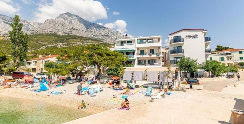 Villa Marello  Obiteljsko ljeto na Makarskoj rivijeri Promajna Makarska rivijera Dalmacija Hrvatska  1 869 EUR  7x nocenje u dvokrevetnoj Deluxe sobi za 2 osobe 1 dijete do 14 godina besplatno  Buffet dorucak
