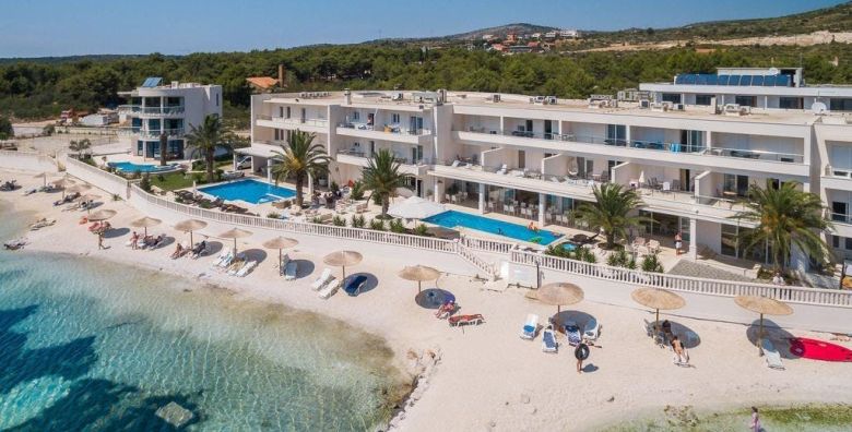Resort Perla  Hotel Perla  Ljeto u Dalmaciji Rogoznica Dalmacija Hrvatska  300 EUR  2x nocenje u Standard sobi s balkonom i djelomicnim pogledom na more za 2 osobe Polupansion buffet dorucak i vecera 