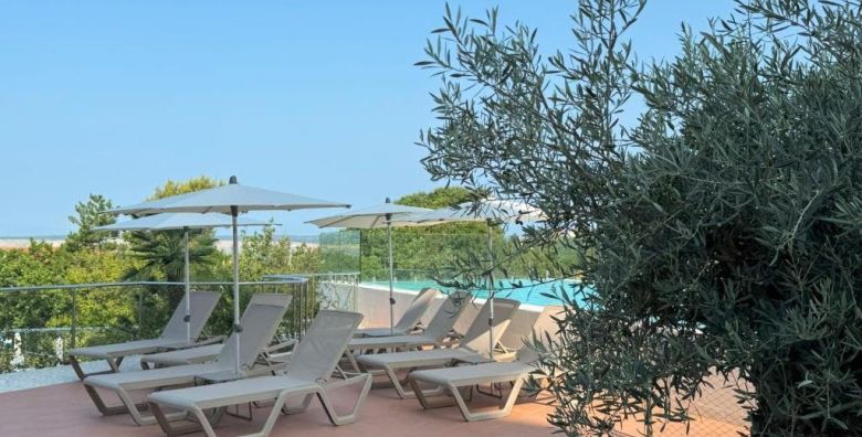 Hotel Omorika  Obiteljsko ljeto s punim pansionom Crikvenica Hrvatska  1 089 EUR  3x nocenje u dvokrevetnoj Superior sobi s balkonom i dva dodatna lezaja morska strana za 2 osobe 2 djece do 11 99 godina besplatno  Puni pansion