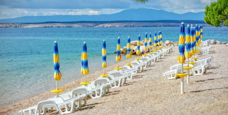 Hotel Omorika  Obiteljsko ljeto s punim pansionom Crikvenica Hrvatska  2 539 EUR  7x nocenje u dvokrevetnoj Superior sobi s balkonom i dva dodatna lezaja morska strana za 2 osobe 2 djece do 11 99 godina besplatno  Puni pansion