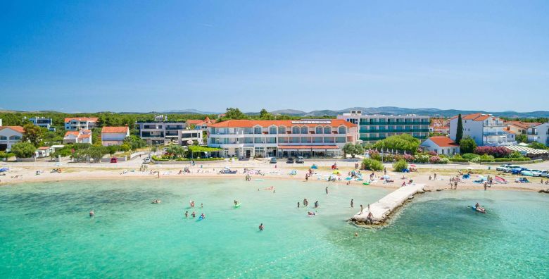 Hotel Duje  Last minute ljeto tik uz more Vodice Dalmacija Hrvatska  295 EUR  2x nocenje u dvokrevetnoj sobi s balkonom i pogledom na more za 2 osobe Polupansion