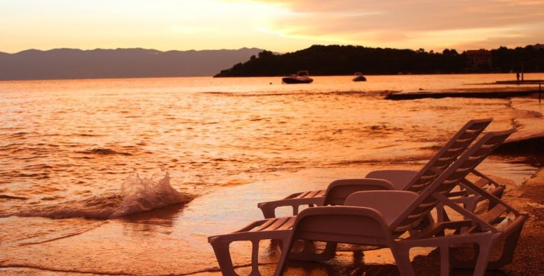 Pansion Delfin  Obiteljsko ljeto na Krku  Akcijska ponuda Omisalj otok Krk Hrvatska  465 EUR  3x nocenje u Standard sobi za 2 osobe 2 djece do 11 99 godina besplatno  Polupansion buffet dorucak i vecera 