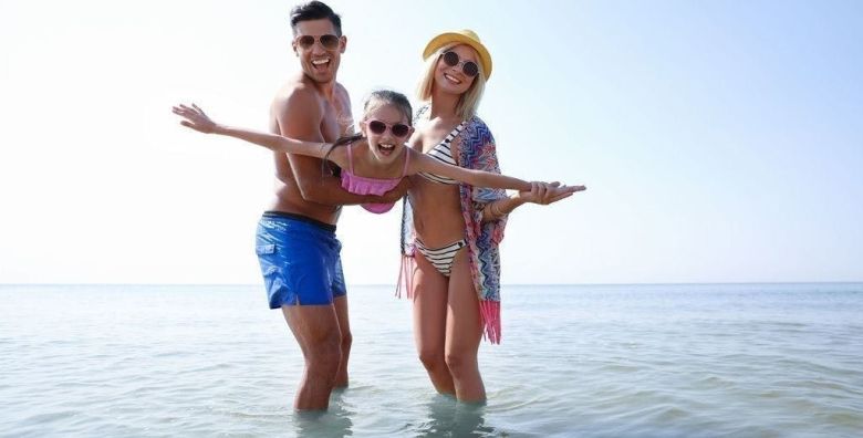 Pansion Delfin  Obiteljsko ljeto na Krku  Akcijska ponuda Omisalj otok Krk Hrvatska  699 EUR  5x nocenje u Standard sobi za 2 osobe 2 djece do 11 99 godina besplatno  Polupansion buffet dorucak i vecera 