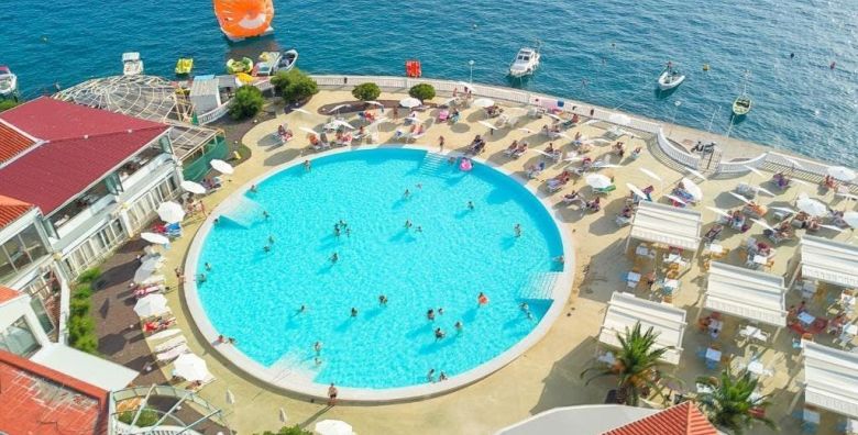 Hotel Katarina  Last minute ljeto za velike obitelji u Selcu Selce Hrvatska  2 389 EUR  7x nocenje u Superior obiteljskoj sobi s francuskim balkonom 2 povezane sobe za 2 osobe 4 djece do 11 99 godina besplatno  Polupansion