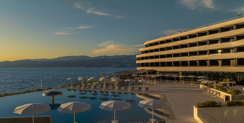 Grand Hotel View  Romanticno ljeto na Bracu Otok Brac Dalmacija Hrvatska  1 415 EUR  5x nocenje u dvokrevetnoj Superior sobi s balkonom bocni pogled na more za 2 osobe Polupansion