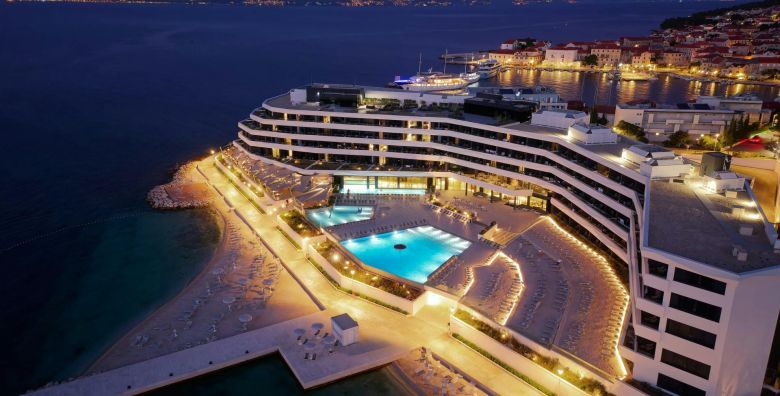 Grand Hotel View  Romanticno ljeto na Bracu Otok Brac Dalmacija Hrvatska  1 979 EUR  7x nocenje u dvokrevetnoj Superior sobi s balkonom bocni pogled na more za 2 osobe Polupansion
