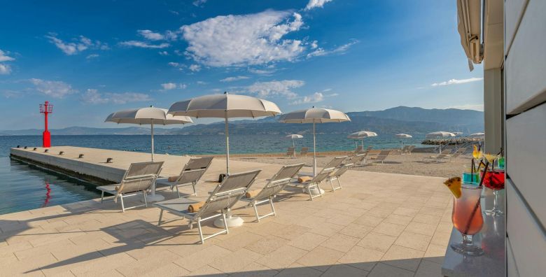 Grand Hotel View  Obiteljsko ljeto na Bracu Otok Brac Dalmacija Hrvatska  1 779 EUR  5x nocenje u dvokrevetnoj Superior sobi s balkonom pogled more i 2 pomocna lezaja za 2 osobe 2 djece do 11 99 godina besplatno  Polupansion